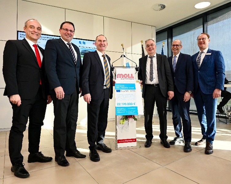 Übergabe der Förderurkunde v.l.n.r.: W. Bücherl (EU), Bay. Staatssekretär M. Schöffel, Bay. Staatsminister H. Aiwanger, Prof. h.c. P. Urban, Landrat C. Meißner, Dr. K. Eichhorn
